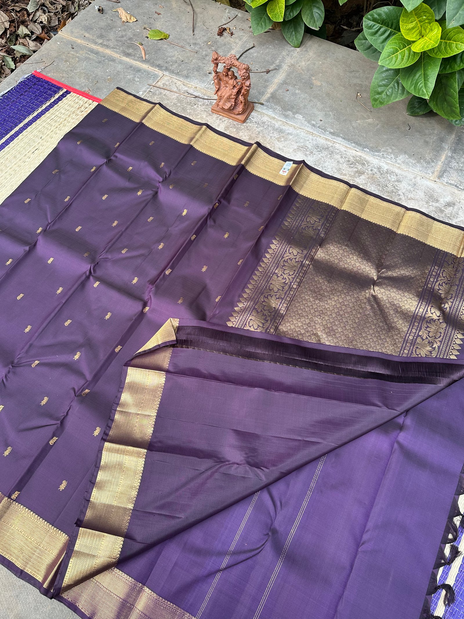 Pure Kanchipuram handloom silk saree in Purple colour with brown undertones